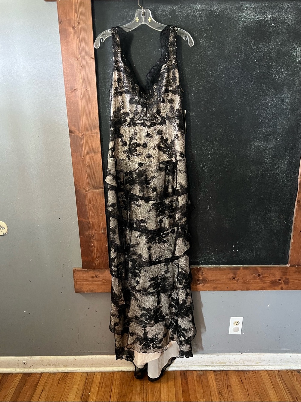 Alice & Olivia Powell Black Lace Tiered Maxi Dress size 8 NWT As Seen on TV - Picture 2 of 9